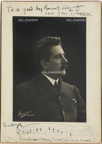 FIA-F-047977-0000 - Ritratto del compositore Giacomo Puccini (1858-1924) nel 1905 ca. con la citazione musicale tratta dall'opera lirica "Madama Butterfly", Collezione privata - Fine Art Images/Archivi Alinari, Firenze