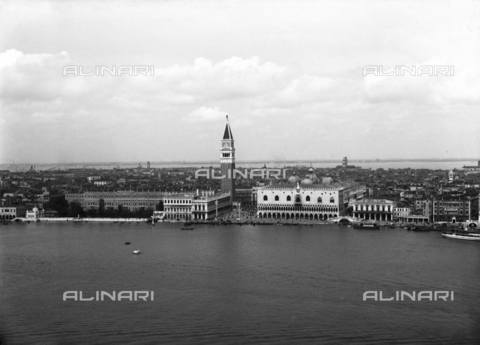 FVA-S-000045-0008 - Panorama di San Marco dall'isola di San Giorgio; Venezia - Data dello scatto: 1950-1955 - Archivi Alinari, Firenze