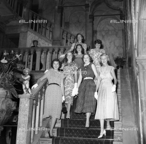 FVA-S-208000-0239 - Gruppo di giovani donne in abiti eleganti a Palazzo Grassi, Venezia - Data dello scatto: 1950 ca. - Archivi Alinari, Firenze