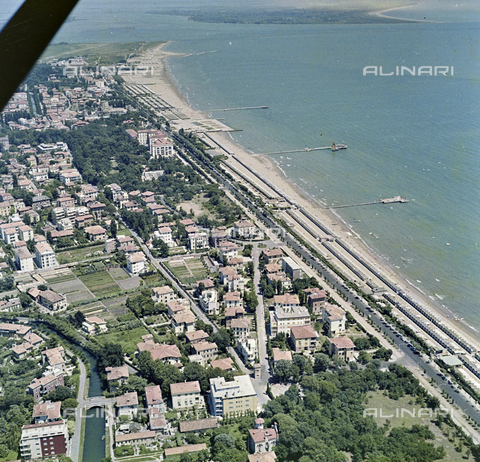 FVA-S-256000-0171 - Veduta aerea del litorale, Venezia - Data dello scatto: 1950 ca. - Archivi Alinari, Firenze
