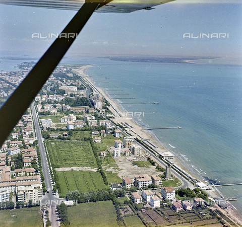FVA-S-256000-0172 - Veduta aerea del litorale, Venezia - Data dello scatto: 1950 ca. - Archivi Alinari, Firenze