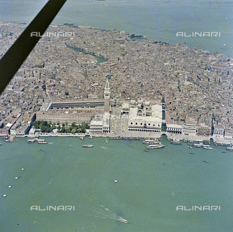 FVA-S-256000-0194 - Veduta aerea di Venezia: piazza San Marco - Data dello scatto: 1950 ca. - Archivi Alinari, Firenze
