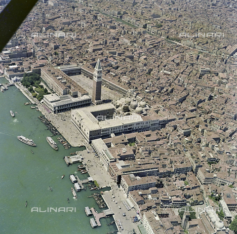 FVA-S-256000-0196 - Veduta aerea di Venezia: piazza San Marco - Data dello scatto: 1950 ca. - Archivi Alinari, Firenze