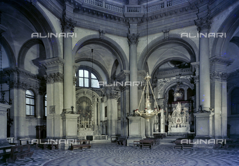 FVA-S-260000-0035 - Basilica di Santa Maria della Salute, interno, Venezia - Data dello scatto: 1955 ca. - Archivi Alinari, Firenze