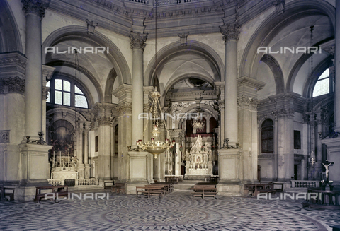 FVA-S-260000-0036 - Basilica di Santa Maria della Salute, interno, Venezia - Data dello scatto: 1955 ca. - Archivi Alinari, Firenze