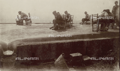 FVD-S-006542-00B1 - "Lavori sul lastrico", operai impegnati nella lavorazione del suolo di una strada - Data dello scatto: 1895-1910 - Donazione Biondi / Archivi Alinari, Firenze