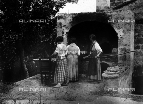 FVD-S-006542-00B4 - "Donne che fanno il pane" - Data dello scatto: 1895-1910 - Donazione Biondi / Archivi Alinari, Firenze