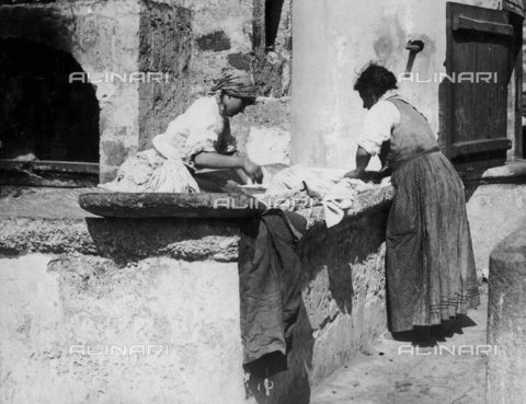 FVD-S-006542-00B6 - Donne al lavatoio - Data dello scatto: 1895-1910 - Donazione Biondi / Archivi Alinari, Firenze