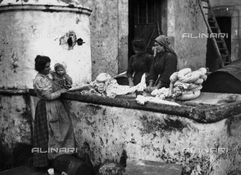 FVD-S-006542-00B8 - Donne al lavatoio, Molise - Data dello scatto: 1895-1910 - Donazione Biondi / Archivi Alinari, Firenze