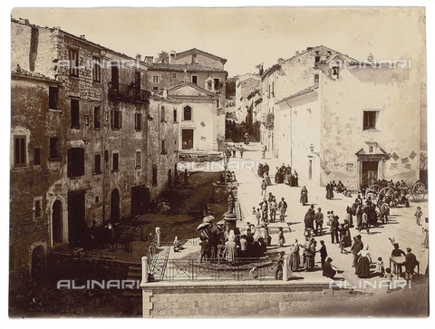 FVD-S-006542-0A57 - Veduta animata di una piazza di Ripalimosani in provincia di Campobasso - Data dello scatto: 1895-1910 - Donazione Biondi / Archivi Alinari, Firenze