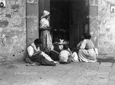 FVD-S-006542-0B10 - Sarta, giovani donne e bambini - Data dello scatto: 1895-1910 - Donazione Biondi / Archivi Alinari, Firenze