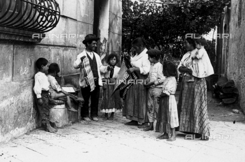 FVD-S-006542-0B11 - Venditore ambulante di tappeti in un paese del Molise - Data dello scatto: 1895-1910 - Donazione Biondi / Archivi Alinari, Firenze