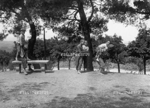 FVD-S-006542-0B34 - Bambini che giocano al saltapicchio - Data dello scatto: 1895-1910 - Donazione Biondi / Archivi Alinari, Firenze