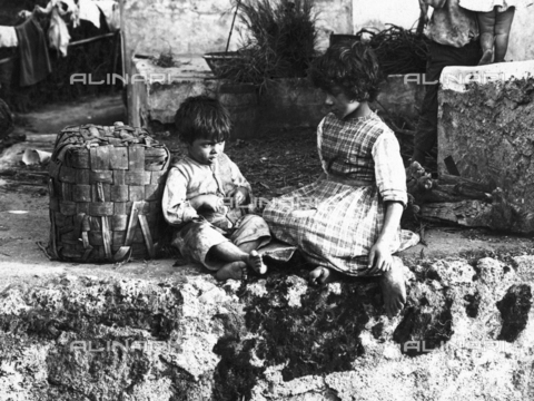 FVD-S-006542-0B36 - "Confidenze fra bimbo e bambina" - Data dello scatto: 1895-1910 - Donazione Biondi / Archivi Alinari, Firenze