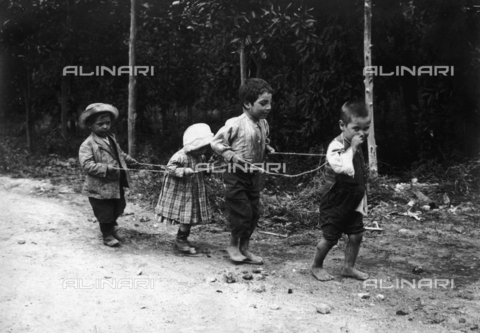 FVD-S-006542-0B41 - "Un tiro a quattro di bambini" - Data dello scatto: 1895-1910 - Donazione Biondi / Archivi Alinari, Firenze