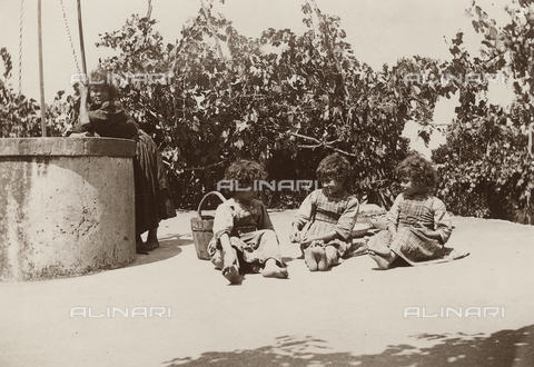 FVD-S-006542-0B42 - "Ragazzina e bimbette lietamente al sole" - Data dello scatto: 1895-1910 - Donazione Biondi / Archivi Alinari, Firenze