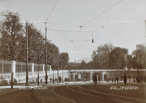 FVQ-F-000032-0000 - Climb to the Royal Gardens with tram tracks, Avenue Primo Maggio, Turin - Date of photography: 15/10/1923 - Alinari Archives, Florence