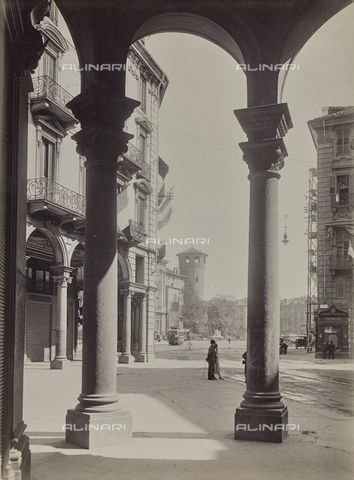 FVQ-F-000304-0000 - The arcades of Via Pietro Micca, the background, the medieval tower of the Palazzo Madama, Turin - Date of photography: 1925-1935 - Alinari Archives, Florence