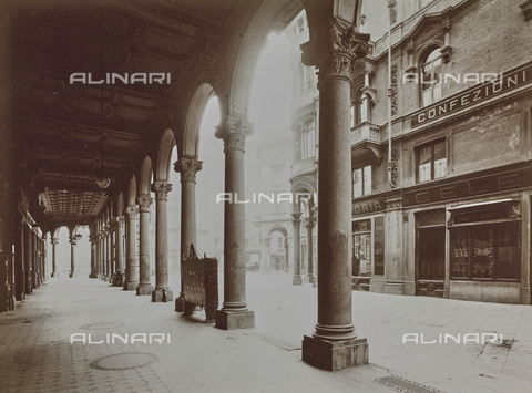 FVQ-F-000341-0000 - Portico of a street in Turin - Date of photography: 04/12/1929 - Alinari Archives, Florence