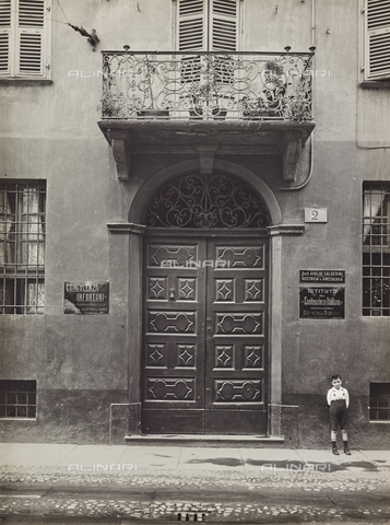 FVQ-F-000730-0000 - Door of a building in Turin with the license plate of the Istituto del Contenzioso Italiano - Date of photography: 1935 ca. - Alinari Archives, Florence