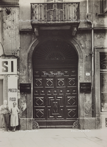 FVQ-F-000734-0000 - Door of a building in Turin with the license plate of Bocca Furriers - Date of photography: 1930 ca. - Alinari Archives, Florence