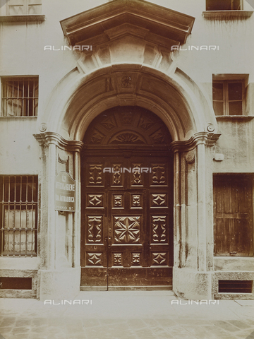 FVQ-F-029855-0000 - Door of a building in Turin - Date of photography: 17/10/1926 - Alinari Archives, Florence