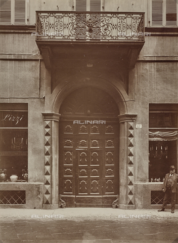 FVQ-F-029880-0000 - Door of a building in Turin - Date of photography: 1930 ca. - Alinari Archives, Florence