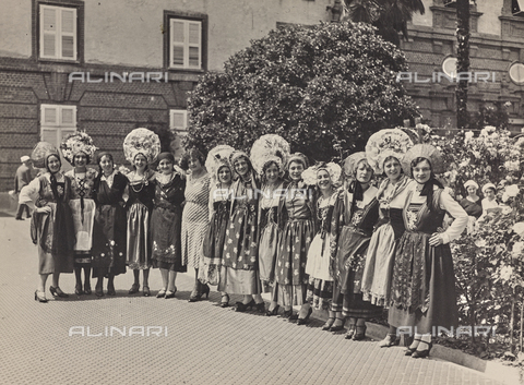 FVQ-F-029893-0000 - Group of women in traditional costume - Date of photography: 1930 ca. - Alinari Archives, Florence