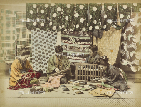 FVQ-F-040236-0000 - Sellers of cloth, Japan - Date of photography: 1885-1895 - Alinari Archives, Florence