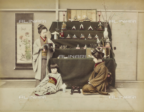 FVQ-F-040257-0000 - Young geishas and a child next to an exhibition of furniture with small Buddha - Date of photography: 1885-1895 - Alinari Archives, Florence
