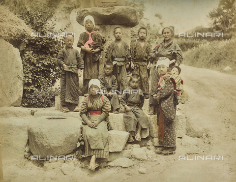 FVQ-F-040263-0000 - Group portrait with Japanese children - Date of photography: 1885-1895 - Alinari Archives, Florence