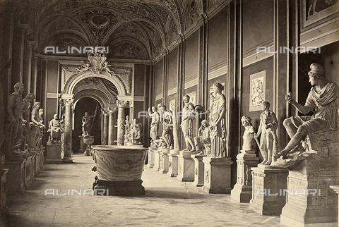 FVQ-F-042362-0000 - La Galleria delle Statue nel Museo Pio-Clementino in Vaticano - Data dello scatto: 1860 ca. - Archivi Alinari, Firenze