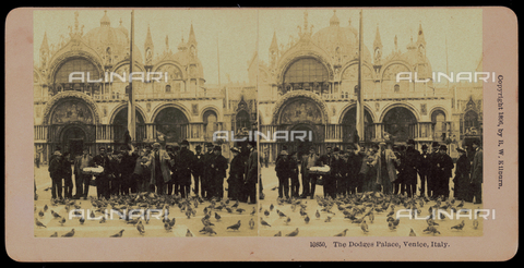 FVQ-F-042739-0000 - Ritratto di gruppo in Piazza San Marco a Venezia; fotografia stereoscopica - Data dello scatto: 1896 - Archivi Alinari, Firenze