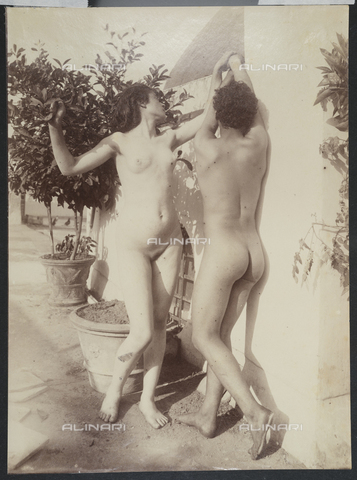 FVQ-F-045291-0000 - Pietro di Taormina with dancer "Guerrero" on the terrace of painter Di Marco at Posillipo, Naples - Date of photography: 1890-1900 ca. - Alinari Archives, Florence