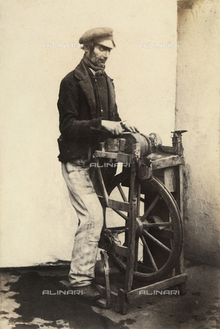 FVQ-F-045376-0000 - Un arrotino mentre affila un coltello alla mola; Francia - Data dello scatto: 1855 ca. - Archivi Alinari, Firenze