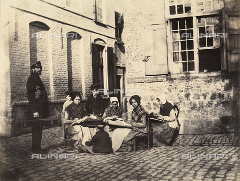 FVQ-F-045377-0000 - Un gruppo di donne francesi che ricamano, osservate da dei bambini e da un uomo - Data dello scatto: 1855 ca. - Archivi Alinari, Firenze