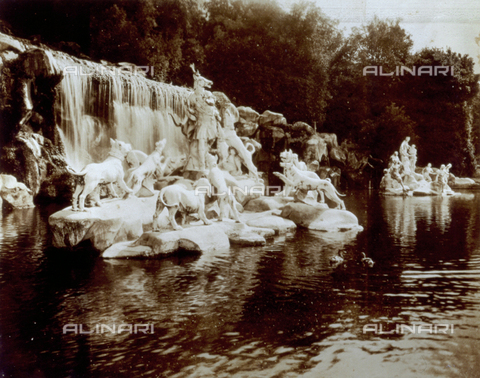 FVQ-F-045732-0000 - La cascata detta del Bagno di Diana nel Parco Reale (Reggia) di Caserta. In primo piano il gruppo scultoreo di Diana e Atteone - Data dello scatto: 1935 ca. - Archivi Alinari, Firenze