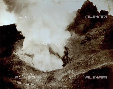 FVQ-F-045743-0000 - L'immagine ritrae un momento della fase eruttiva di un vulcano, a distanza ravvicinata - Data dello scatto: 1935 - Archivi Alinari, Firenze