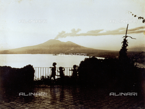 FVQ-F-045744-0000 - Grande terrazza in ombra, dove tre bambini, figli di Giulio Parisio, sostano presso la balaustra. La terrazza si apre su di un ampio golfo - Data dello scatto: 1930-1932 ca. - Archivi Alinari, Firenze