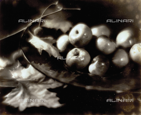 FVQ-F-045754-0000 - Natura morta pittorialista con frutta. In una fruttiera di vetro numerose mele contornate da foglie di platano - Data dello scatto: 1934 - Archivi Alinari, Firenze