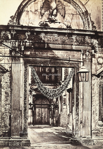 FVQ-F-050280-0000 - L'entrata di un palazzo di Venezia - Data dello scatto: 1860-1865 ca. - Archivi Alinari, Firenze