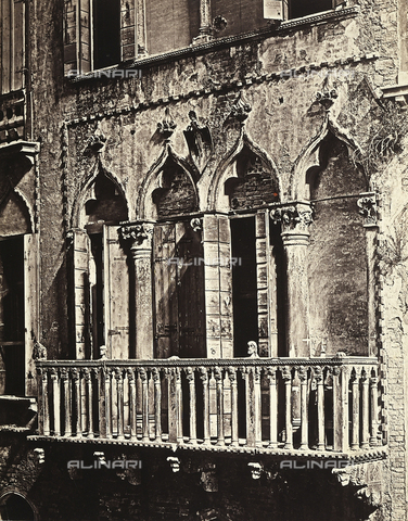 FVQ-F-050283-0000 - La terrazza della facciata di un'abitazione di Venezia - Data dello scatto: 1860-1865 ca. - Archivi Alinari, Firenze