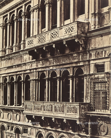 FVQ-F-050289-0000 - Dettaglio della facciata di un palazzo di Venezia - Data dello scatto: 1860-1865 ca. - Archivi Alinari, Firenze