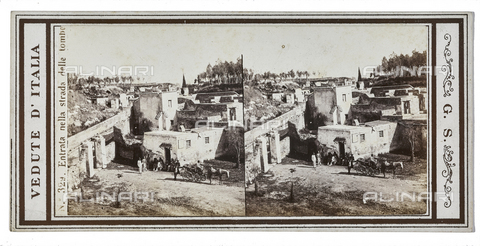 FVQ-F-057787-0000 - Ingresso della strada delle tombe, Pompei. Immagine streoscopica - Data dello scatto: 1880-1890 - Archivi Alinari, Firenze