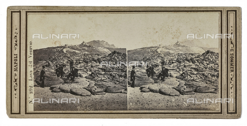 FVQ-F-062956-0000 - Gruppo di persone sul magma vulcanico solidificato dopo l'eruzione del Vesuvio del 1872. Immagine streoscopica - Data dello scatto: 1880-1890 - Archivi Alinari, Firenze