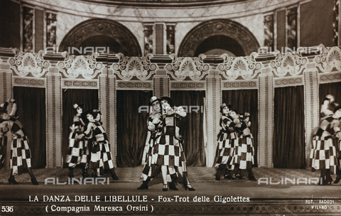 FVQ-F-081988-0000 - Attori in scena durante la rappresentazione de "La Danza delle Libellule" (Fox-Trot delle Gigolettes), Compagnia Maresca Orsini; cartolina - Data dello scatto: 1923-1926 - Archivi Alinari, Firenze
