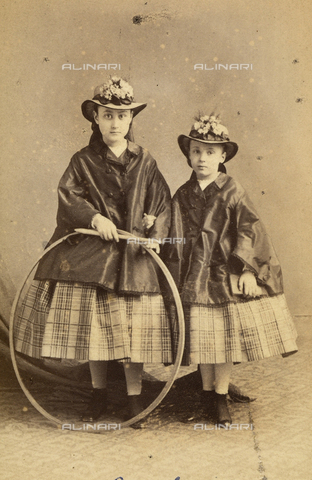 FVQ-F-085618-0000 - Ritratto di bambine con cerchio, Parigi - Data dello scatto: 1860 ca. - Archivi Alinari, Firenze