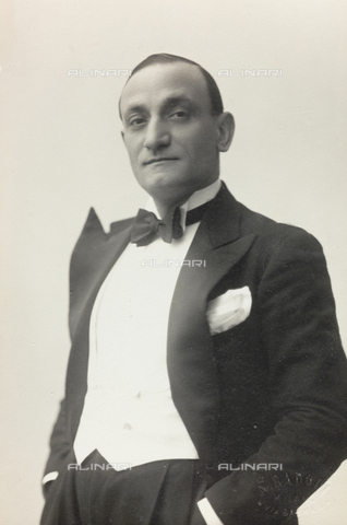 FVQ-F-089185-0000 - Ritratto maschile; il supporto reca indicato "Renato Turchi" - Data dello scatto: 1930-1940 - Archivi Alinari, Firenze