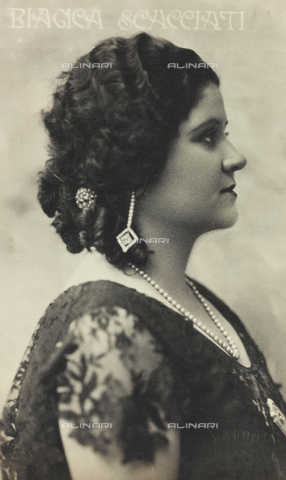 FVQ-F-116941-0000 - Ritratto del soprano italiano Bianca Scacciati, cartolina - Data dello scatto: 1917-1927 - Archivi Alinari, Firenze