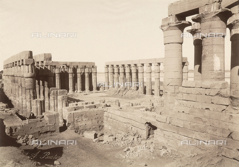 FVQ-F-121109-0000 - Il cortile delle feste di Amenofi III nel Tempio di Luxor, in Egitto, dalle caratteristiche colonne 'fascicolate', riproducenti piante di papiro - Data dello scatto: 1870 - 1880 - Archivi Alinari, Firenze